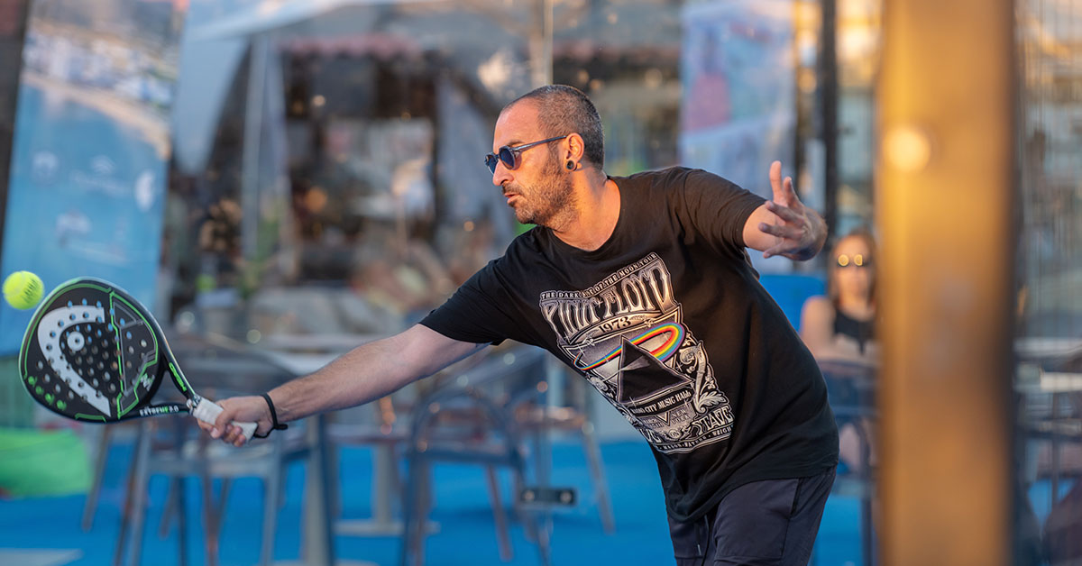 hombre jugando torneo padel ibiza
