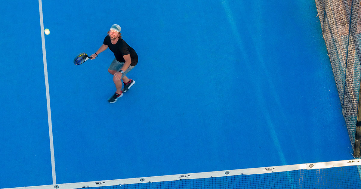 vista aerea jugador padel